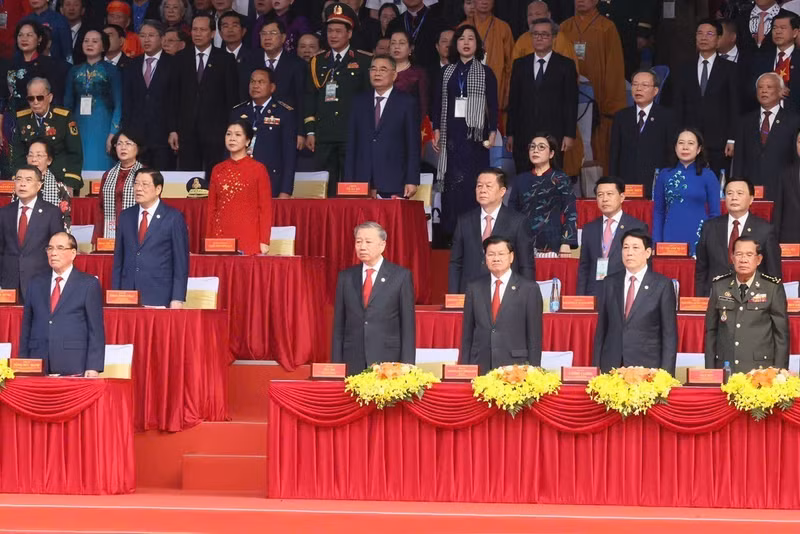 党和国家领导人以及国际嘉宾共同参加升旗仪式。图片来源：越通社