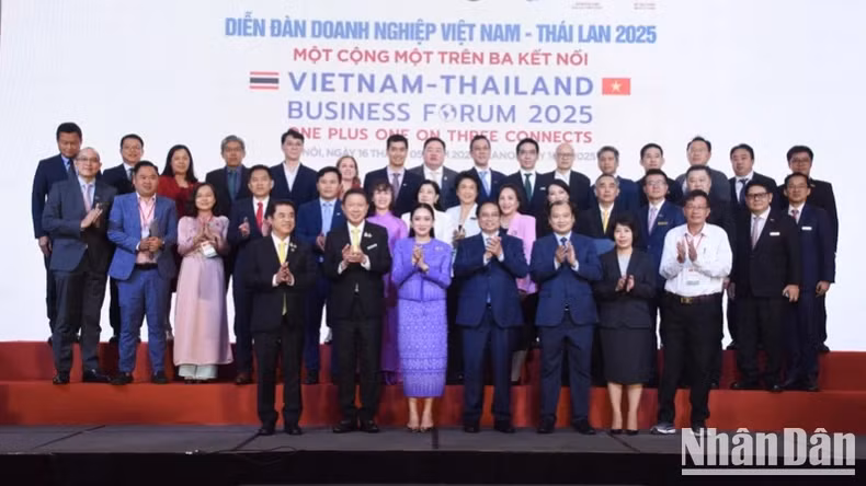 越南政府总理范明正与泰国总理佩通坦同各位代表合影。（陈海 摄）