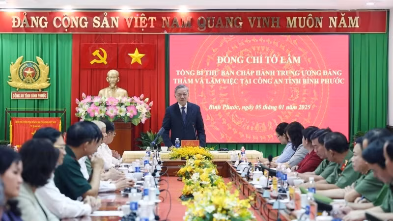 苏林总书记在会上发表讲话。
