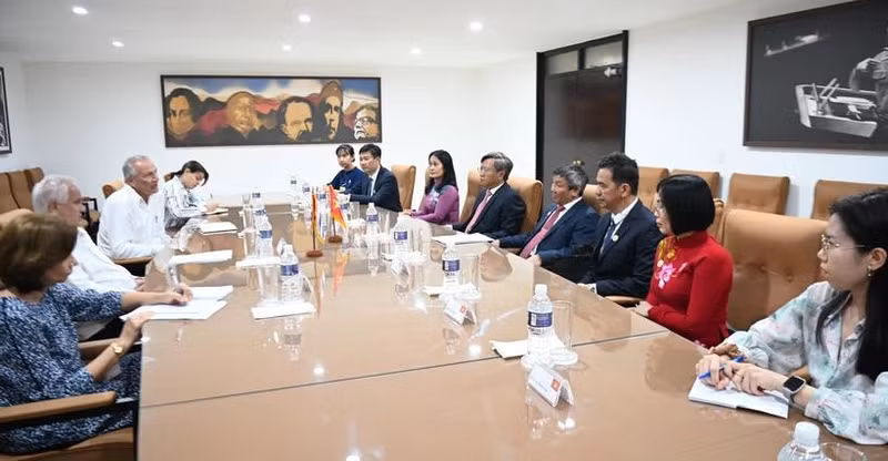 古共中央委员、中央对外部部长Emilio Lozada García同志会见同奈省工作代表团。（图片来源：越通社）