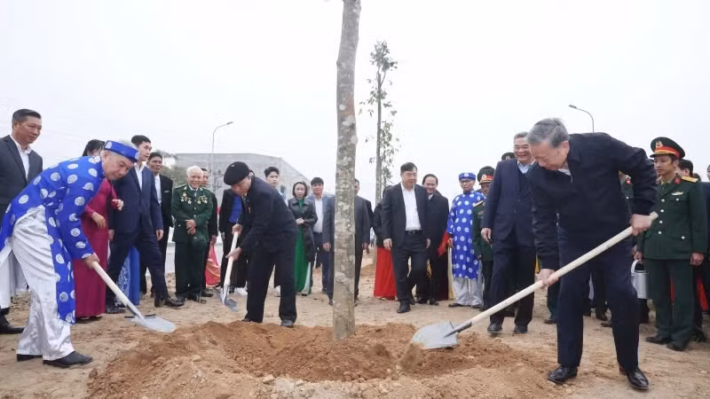 苏林总书记在兴安省参加植树。