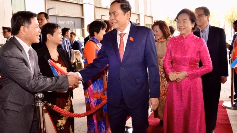 越南驻俄罗斯兼驻乌兹别克斯坦大使馆干部人员前来机场迎接越南国会主席陈青敏一行。(图片来源:越通社) 越南驻俄罗斯兼驻乌兹别克斯坦大使馆干部人员前来机场迎接越南国会主席陈青敏一行。(图片来源:越通社)