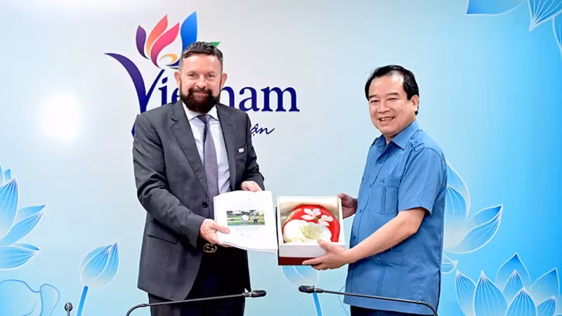 越南国家旅游局副局长何文超与法语国家及地区国际组织（OIF）亚太地区办事处代表。