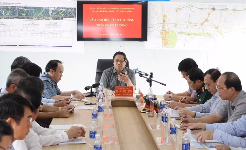 范明正总理同芹苴-金瓯高速公路施工单位举行工作会议。