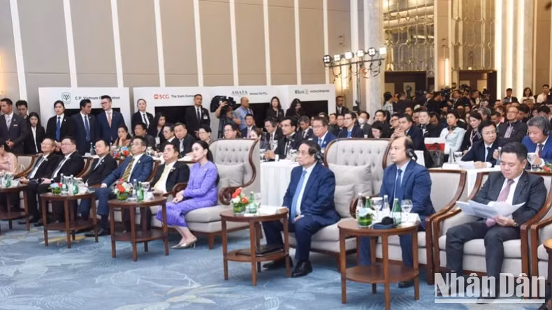 政府总理范明正与泰国总理佩通坦出席论坛。 政府总理范明正与泰国总理佩通坦出席论坛。