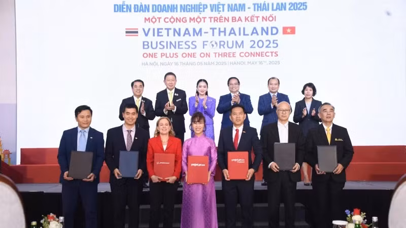 两位总理见证越捷航空股份公司与波音公司互相交换合作协议。 两位总理见证越捷航空股份公司与波音公司互相交换合作协议。