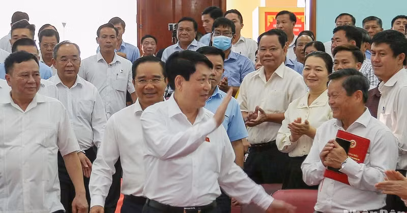 国家主席梁强会见古芝县选民。 