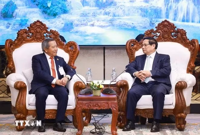 越南政府总理范明正会见老越友好协会中央委员会主席波威恩坎·冯达拉。（图片来源：越通社）