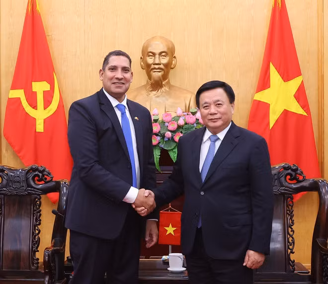 越共中央政治局委员、胡志明国家政治学院院长阮春胜和瑞典驻越南大使约翰·恩迪西。 越共中央政治局委员、胡志明国家政治学院院长阮春胜和瑞典驻越南大使约翰·恩迪西。