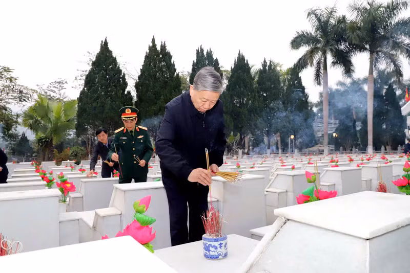 苏林总书记和各位代表上香缅怀各位英雄烈士的丰功伟绩。