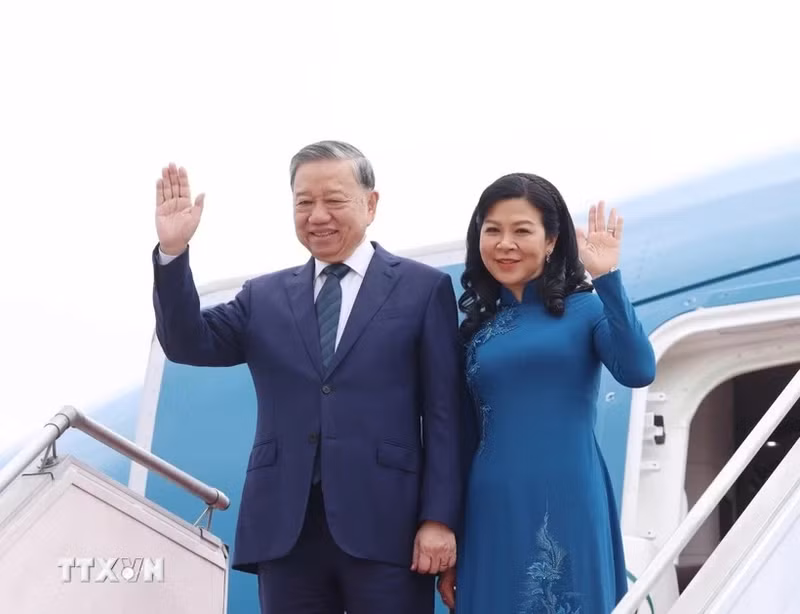 越共中央总书记苏林与夫人开始对新加坡共和国进行正式访问。（图片来源：越通社）