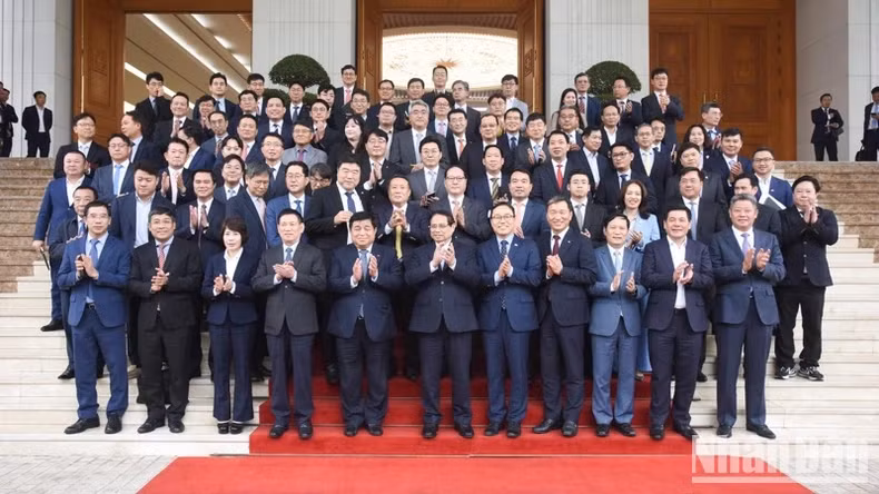 范明正总理与韩国企业代表合影。