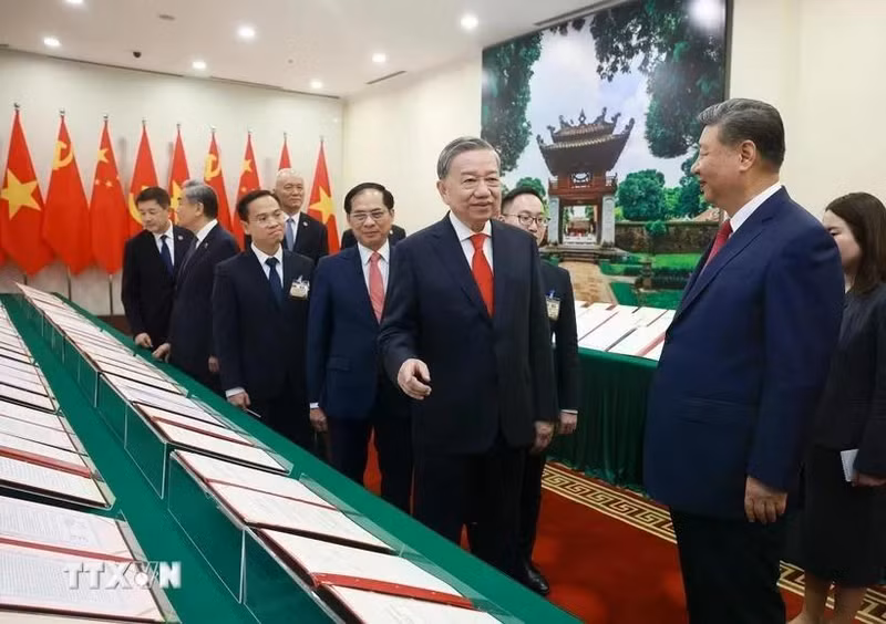 越共中央总书记苏林和中共中央总书记、中国国家主席习近平共同见证两国合作文件的展示。（图片来源：越通社）