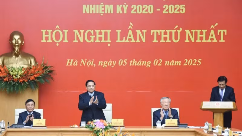 越南政府总理范明正主持政府党委委员会第一次会议。