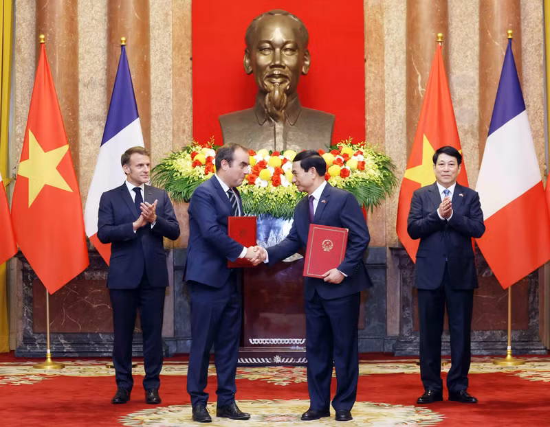 梁强主席和马克龙总统共同见证双边各项合作协议的交接仪式。