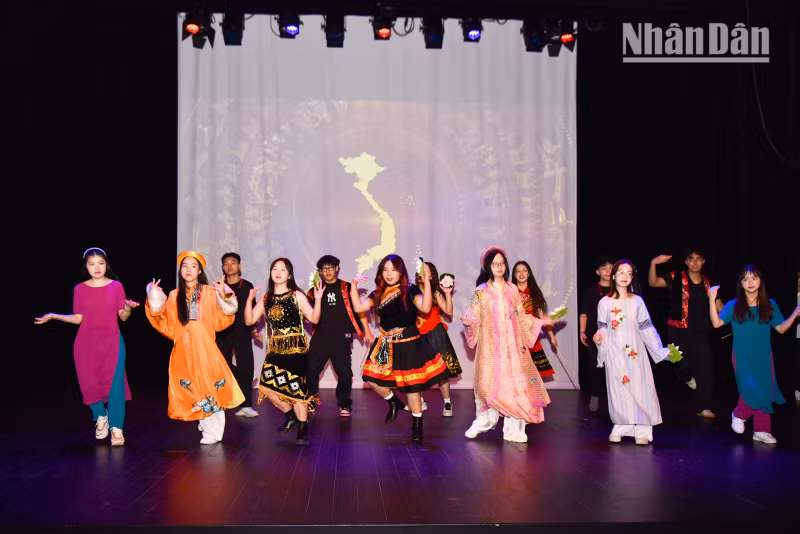 在法国西北部布列塔尼大区第11大城市雷恩举行的本次活动是旅法越南人迎接传统春节系列活动的首个活动。 在法国西北部布列塔尼大区第11大城市雷恩举行的本次活动是旅法越南人迎接传统春节系列活动的首个活动。