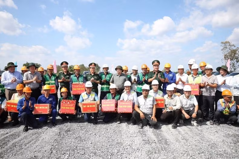 越南总理范明正鼓励正在建设芹苴至金瓯高速公路项目穿过金瓯市段的工人和工程师。