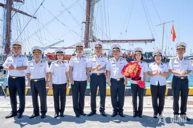 海军学院领导与“黎贵惇” 286号帆船工作代表团成员合影。（图片来源：人民军队报）