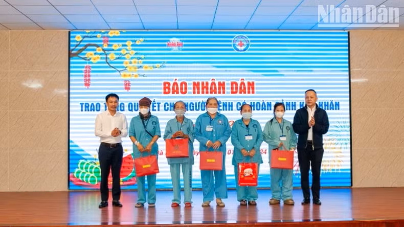 《人民报》社常驻岘港市代表机构领导向患者赠送春节礼物。