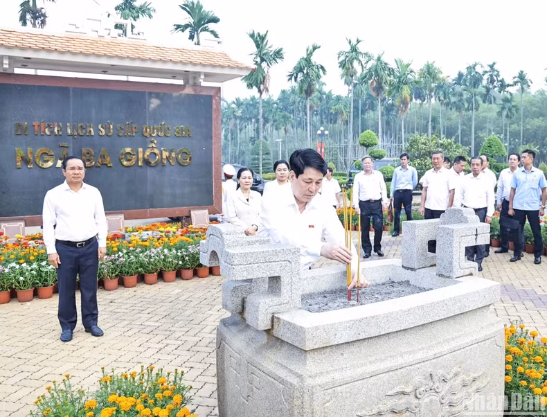 梁强主席来到旭门县春泰上乡种三岔路口国家历史遗迹区敬香。