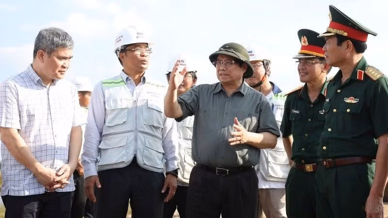 越南政府总理范明正视察后江至金瓯段工程建设进展。