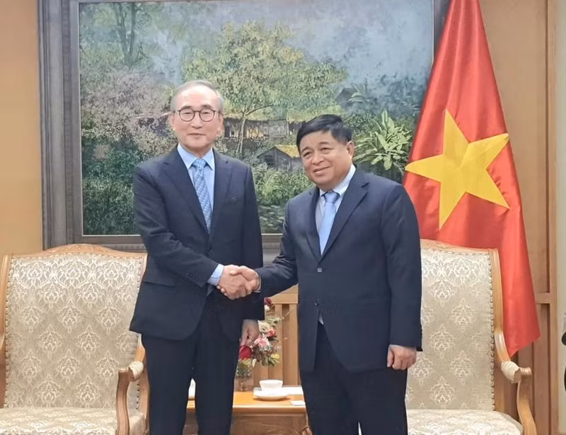 越南政府副总理阮志勇会见韩国电信公司总裁金永燮。（图片来源：越通社）