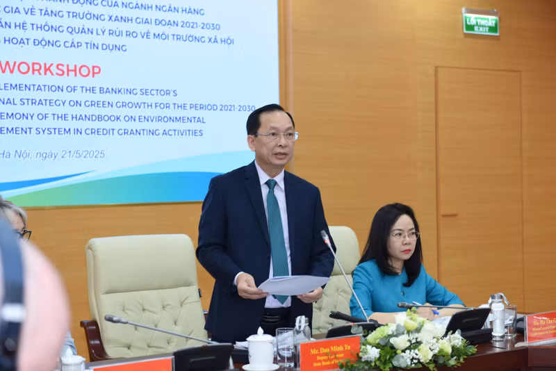 越南国家银行行长陶明秀在座谈会上发表讲话。