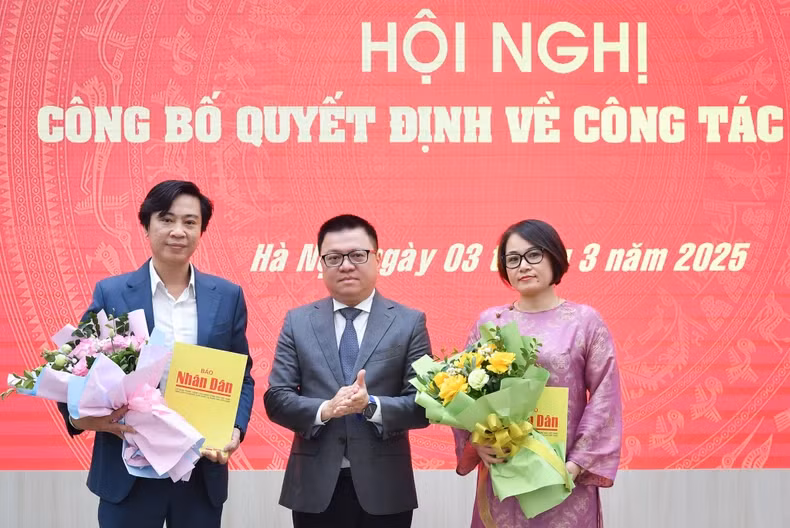黎国明同志向新任干部授予决定。