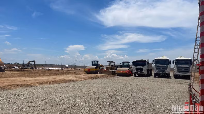 该工厂正在建设中，占地9.6公顷，配备屋顶太阳能发电系统。