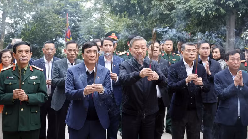 越共中央总书记苏林向各位雄王敬香。