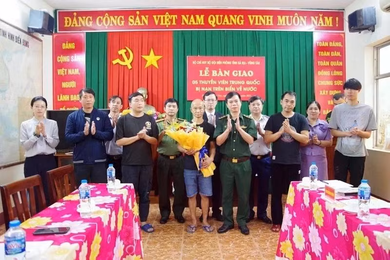 巴地头顿省向中国驻胡志明市总领事馆移交5名海上遇险中国船员。（图片来源：越通社）