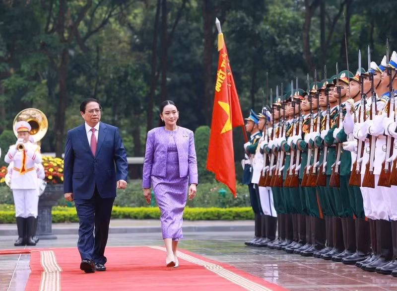 越南政府总理范明正与泰王国总理佩通坦·钦那瓦出席检阅仪仗队。
