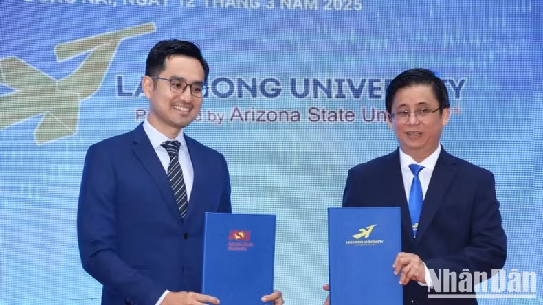 雒鸿大学与亚利桑那州立大学合作签约仪式。