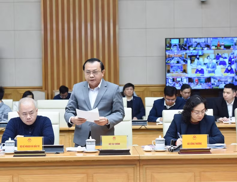 财政部副部长黎晋近发表讲话。