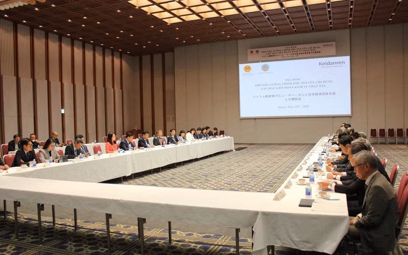 阮志勇副总理还出席与日本经济团体联合会的圆桌座谈。（图片来源：越通社）