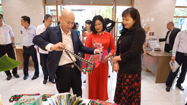 观众参观“胡志明市高平省少数民族和山区产品推介周”活动。