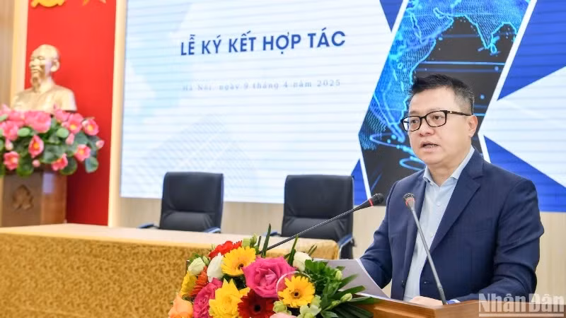 越共中央委员、《人民报》社总编辑、中央宣教与民运部副部长、越南新闻工作者协会协会主席黎国明发表讲话。