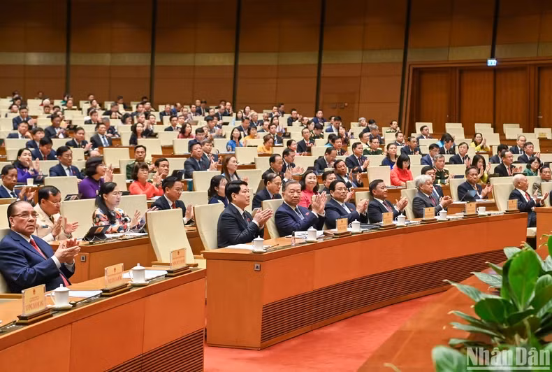 第十五届国会第九次会议隆重开幕。