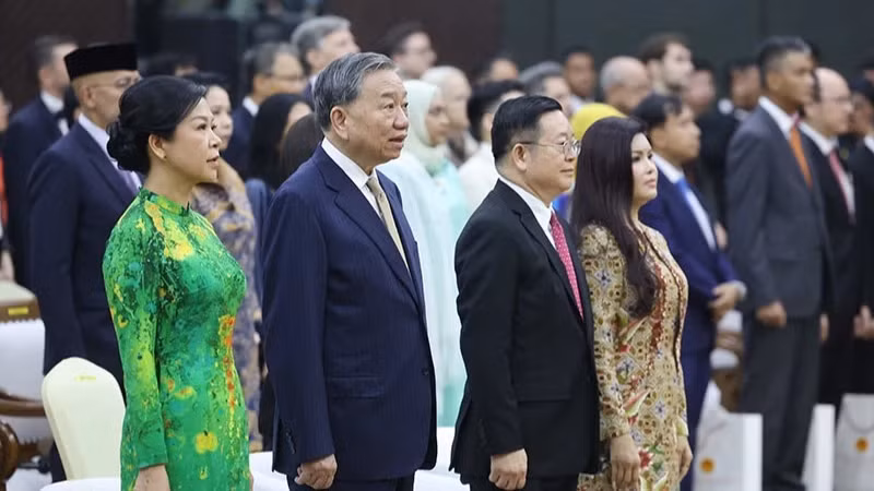 越共中央总书记苏林和夫人与东盟秘书长高金洪和夫人向东盟旗致敬。