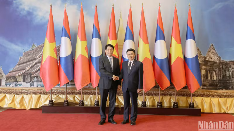 越南国家主席梁强和老挝国会主席赛宋蓬。