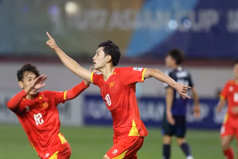 国家U17男子足球队球员参加训练活动。