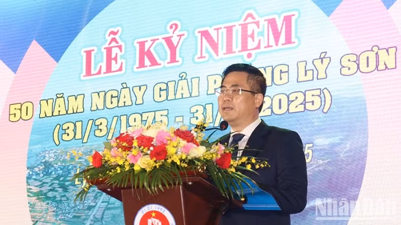 广义省人民委员会主席阮黄江在纪念典礼上发表讲话。