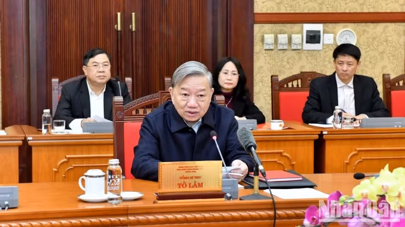 苏林总书记发表讲话。