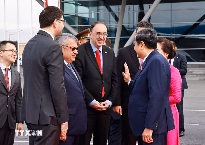 越南国会主席陈青敏与夫人和越南国会高级代表团送行仪式。（图片来源：越通社）