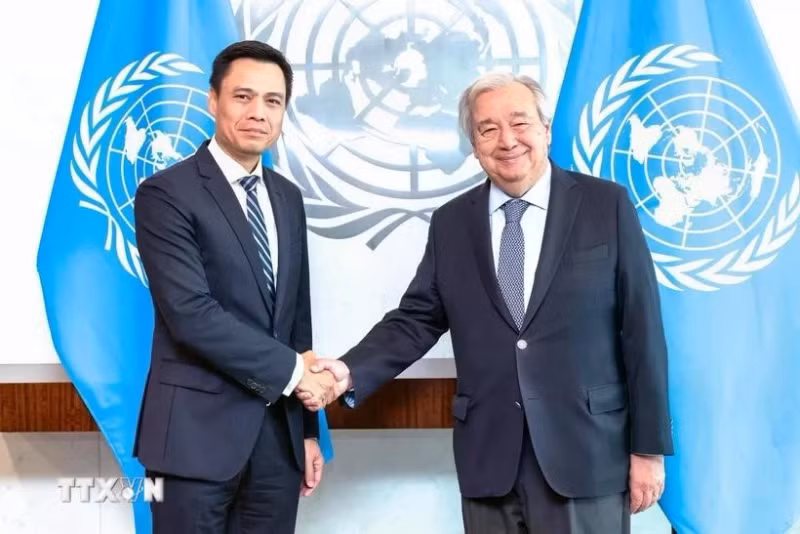 越南常驻联合国代表团团长邓黄江大使和联合国秘书长安东尼奥·古特雷斯。（图片来源：越通社）