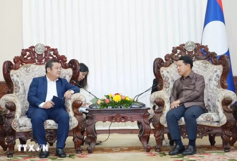 越南化工集团董事长冯光协向老挝政府副总理沙伦塞·贡马西汇报甘蒙省钾盐矿开采与加工项目的实施进展情况。（图片来源：越通社）