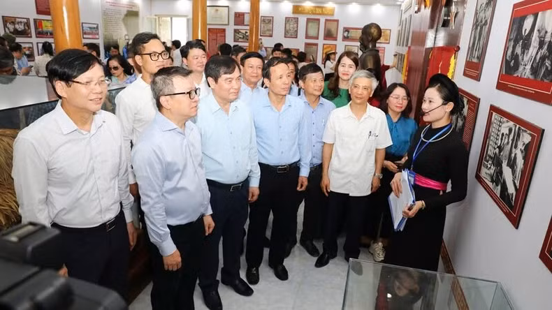 各位代表参观黄叔抗新闻学校国家历史遗迹。