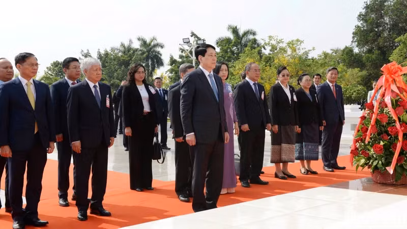 越南国家主席梁强同越南代表团上香缅怀凯山·丰威汉主席。
