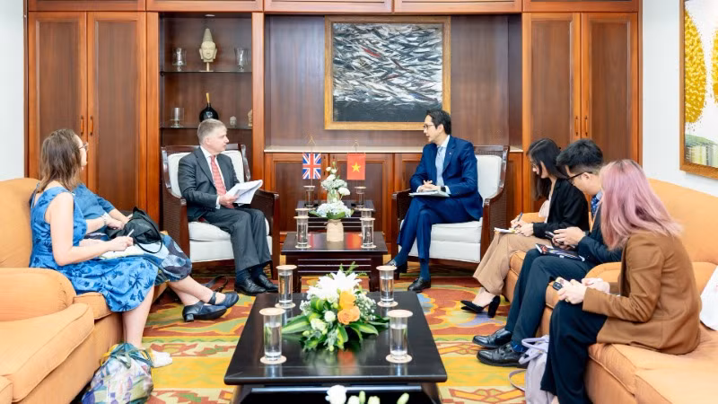 双方召开东盟高官会越南代表团团长和东盟高官会英国代表团团长的会议。（图片来源：越南外交部）
