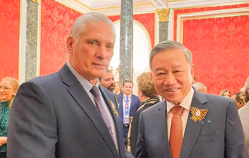 越共中央总书记苏林与古共中央第一书记、古巴国家主席米格尔·迪亚斯-卡内尔。 越共中央总书记苏林与古共中央第一书记、古巴国家主席米格尔·迪亚斯-卡内尔。